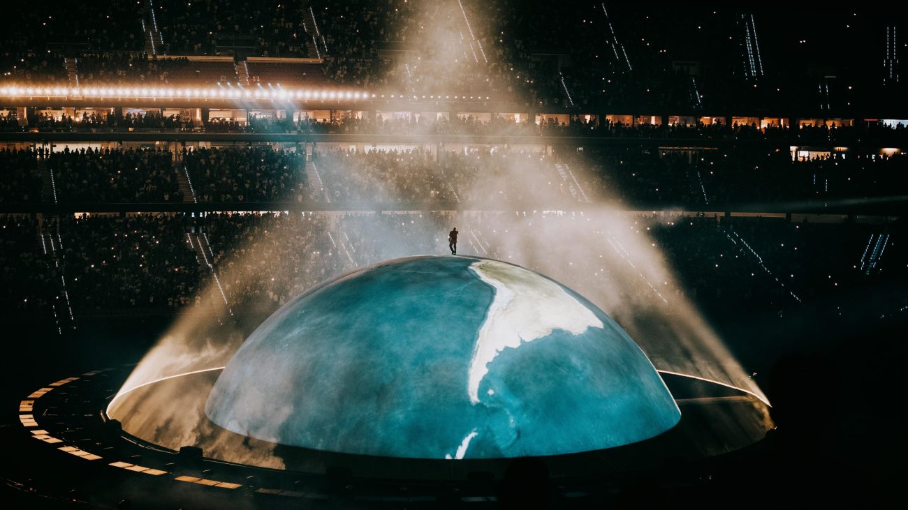 Kanye West celebra en Madrid su concierto prohibido sobre una bola del mundo (y fue histórico) – RTVE.es