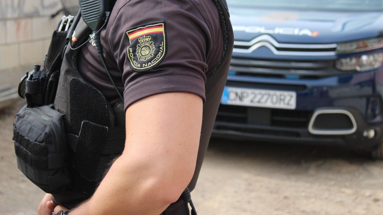 Horas de tensión en Málaga: detenido tras atrincherarse en una azotea al ser denunciado por violencia de género – El Español