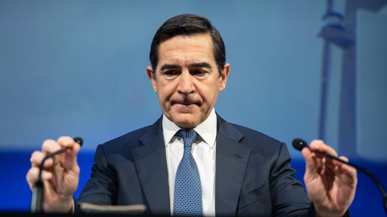 Torres revoluciona la cúpula directiva del BBVA y prescinde de ocho miembros de su núcleo duro para encarar la era de la IA