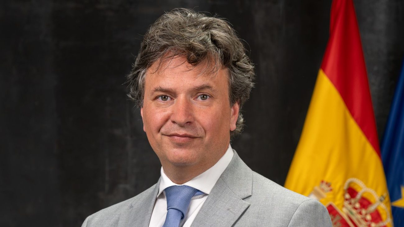 El Gobierno ajusta una norma para que el marido de la número dos de Óscar López en Madrid dirija el Tesoro