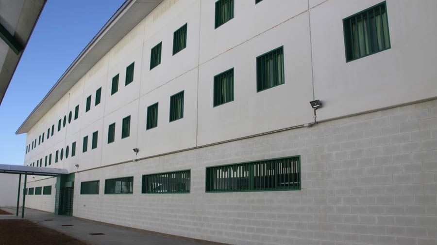 Intento de fuga de película en la cárcel de El Acebuche en Almería: un preso escala los muros con sábanas anudadas