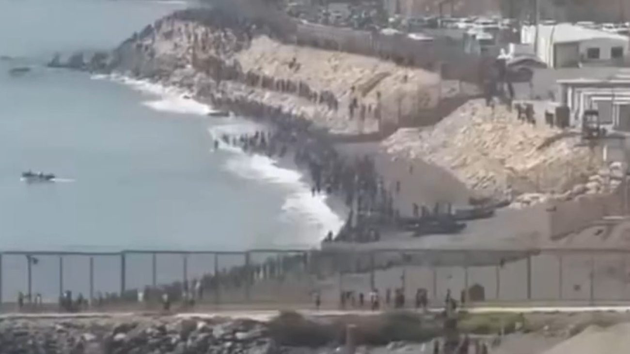 España acuerda con Marruecos la entrega urgente de los cientos de inmigrantes que han entrado ilegalmente en Ceuta