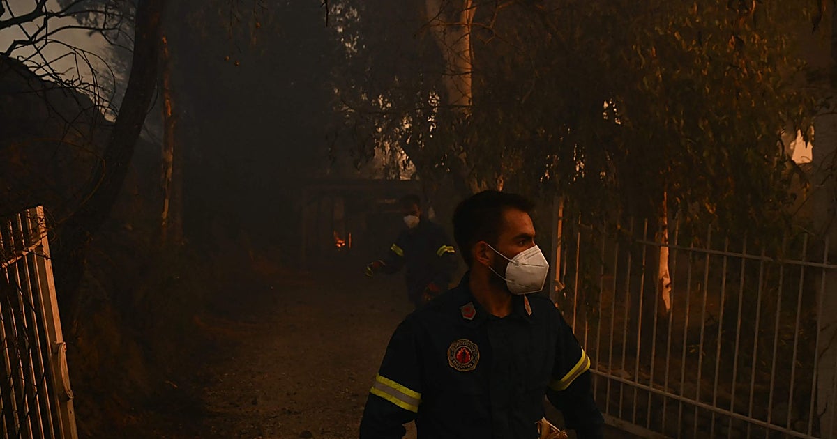 Mueren dos bomberos mientras combatían un incendio forestal en la isla griega de Creta