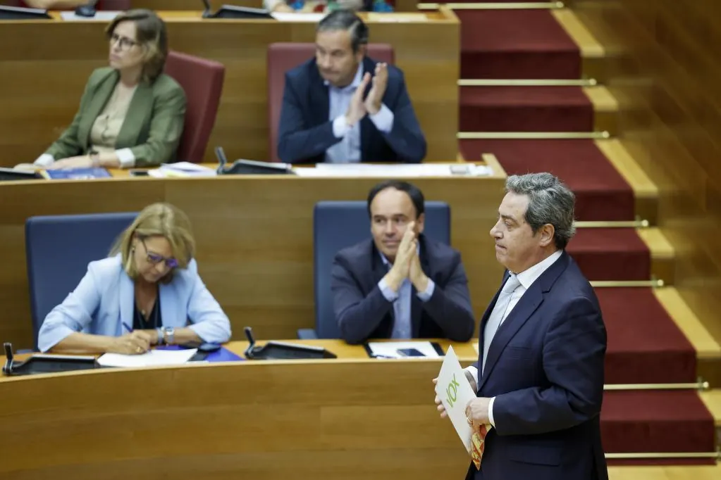 El PP valenciano pacta con Vox excluir de las ayudas sociales a inmigrantes irregulares salvo en casos de «urgencia vital»