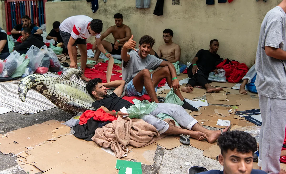 Las llegadas a nado desbordan Ceuta de inmigrantes magrebíes y colapsan su centro de extranjeros: «Es inevitable pensar que hay un ‘efecto’ llamada»