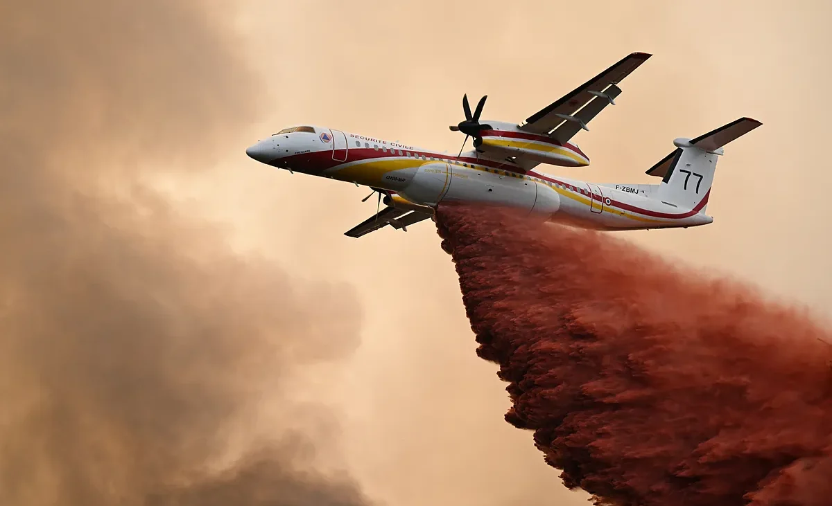 Todo lo que hay que saber del retardante, el ‘agua roja’ que cada vez se usa en más incendios forestales