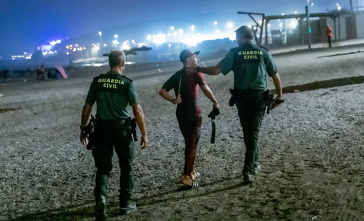 Los nadadores que han originado una nueva crisis migratoria en Ceuta: «Hay más de 3.000 personas esperando en las playas de Marruecos para cruzar»