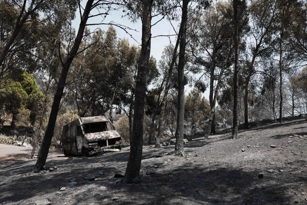 La ola de calor irrumpe en la lucha contra el fuego y complica las labores de extinción: «Es muy difícil hacer pronósticos»