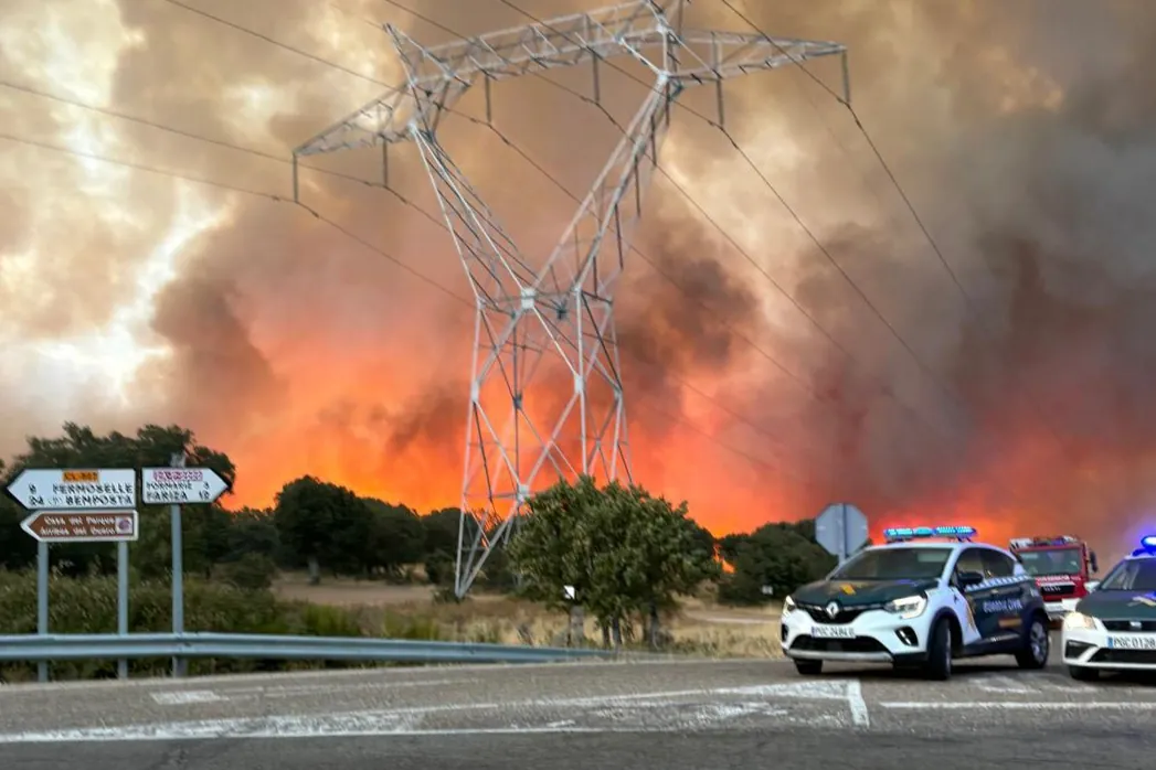 Incendios en la Vall d’Uixó y resto de España, en directo | El incendio de Fermoselle (Zamora) sigue descontrolado y obliga a evacuar otras dos poblaciones – El Mundo