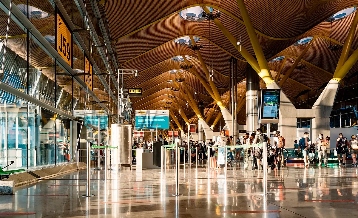Aena abre el primer filtro completo en Barajas que permite no tener que sacar líquidos ni ordenadores
