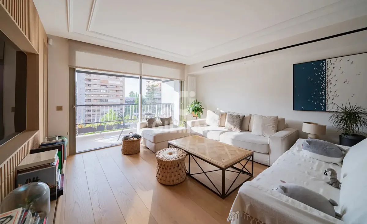 El novio de Ayuso pone a la venta el piso «de lujo» en el que convive con la presidenta por 1.790.000 euros