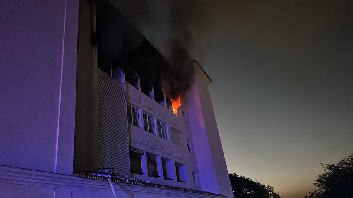 Mueren dos niños de 10 y 15 años en un grave incendio en un bloque de viviendas de Benalmádena: «Las llamas estaban muy avanzadas» – La Opinión de Málaga