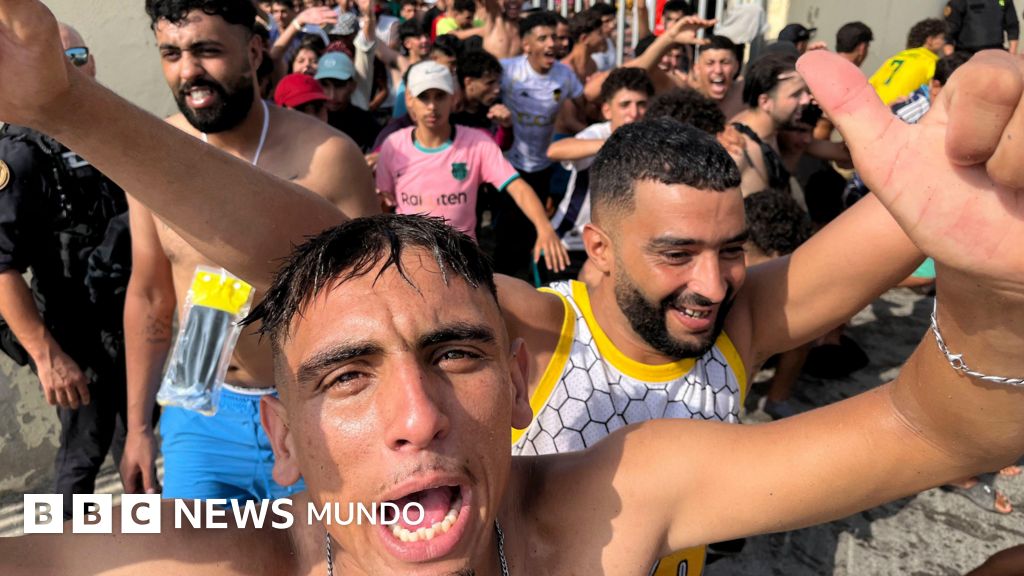 «La situación está fuera de control»: el gobierno de España moviliza al ejército ante el cruce de miles de migrantes desde Marruecos a Ceuta