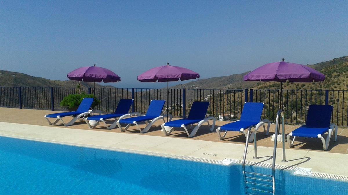 Una de las piscinas más bonitas y baratas de Málaga está en este pequeño pueblo de la Axarquía: entradas desde un euro y las mejores vistas a la montaña – La Opinión de Málaga