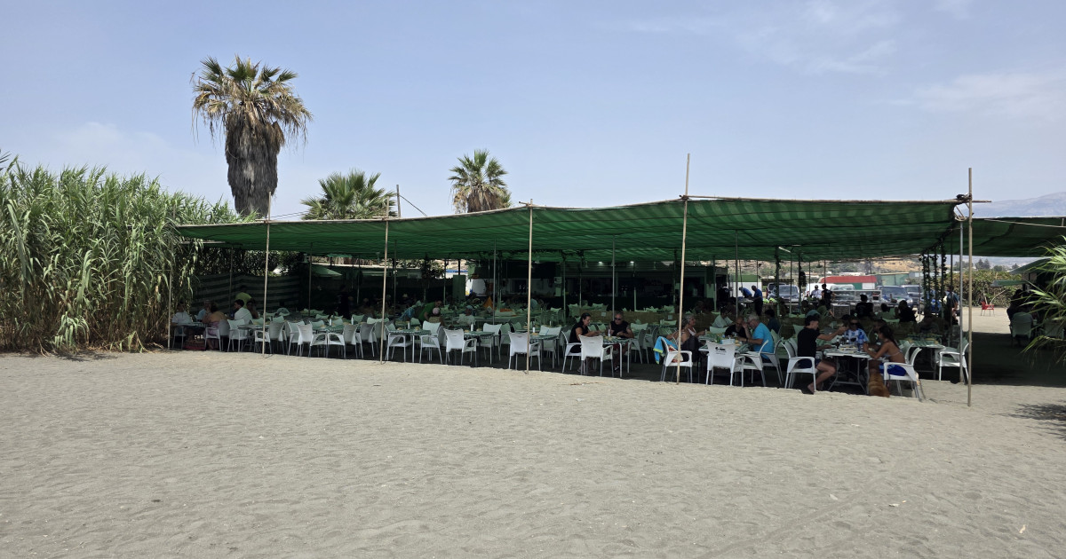 Ni espetos ni pescaíto: el merendero de la Axarquía que arrasa con su pata asada en la arena – El Debate