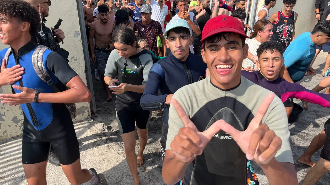 Cientos de inmigrantes entran a pie en Ceuta por el espigón fronterizo
