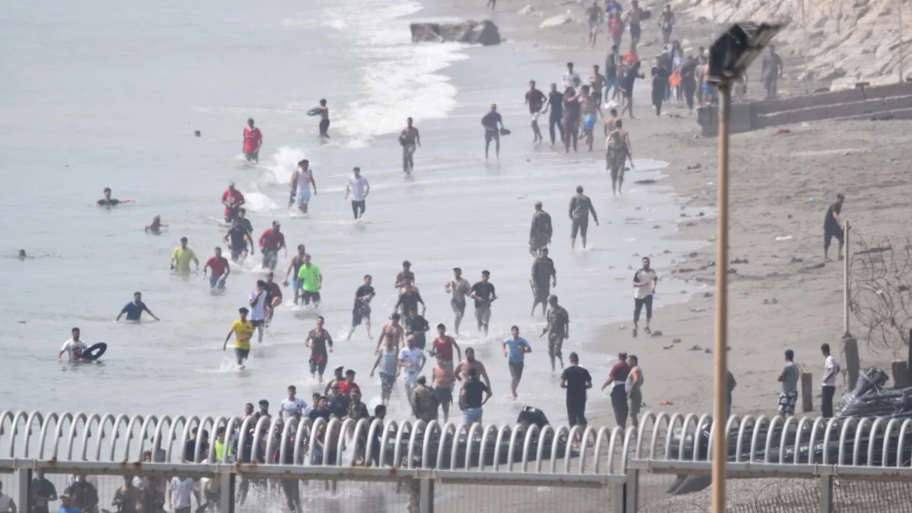 Miles de jóvenes marroquíes se dirigen a la frontera con Ceuta para cruzar la valla