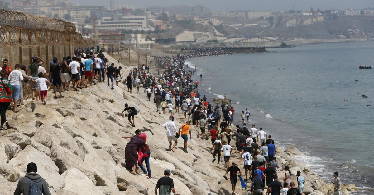La entrada masiva de marroquíes por Ceuta, ¿por qué ahora? – Diari ARA