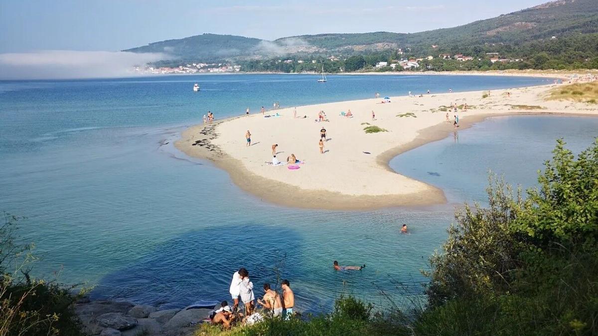 Así es una de las playas más largas de Galicia recomendada por la Guía Repsol: a media hora de Santiago, con dunas y aguas tranquilas – El Correo Gallego