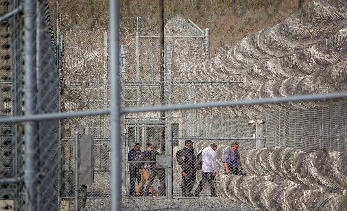 Una cárcel que desnuda a migrantes y otra con “frío extremo”: las nuevas apuestas del plan de deportaciones masivas de Trump