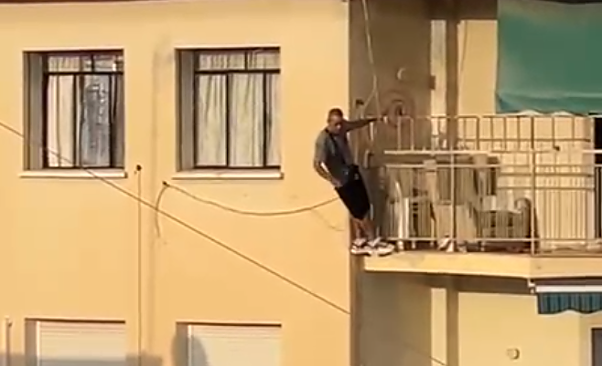 Un presunto maltratador se encarama al balcón de un quinto piso durante cuatro horas en Málaga: «¿Dónde está mi mujer? Por mis muertos que me tiro» – Diario Sur