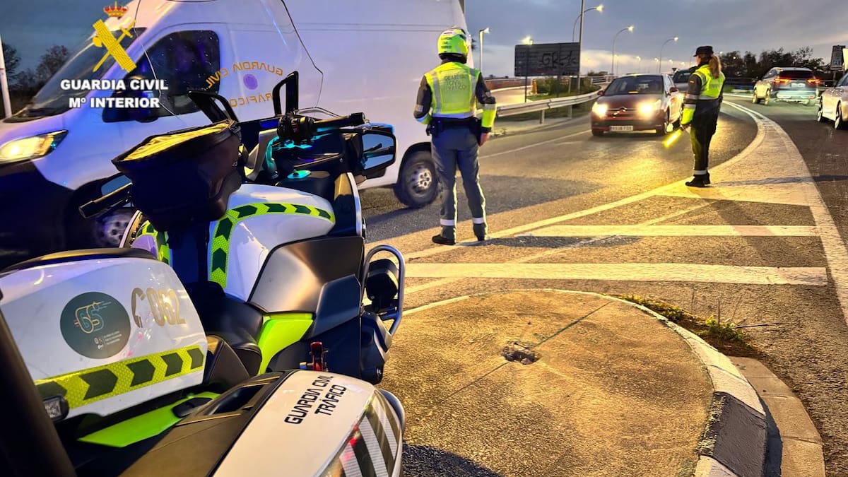 Huye de un control de la Guardia Civil, provoca un choque en Málaga y acaba investigado por cuatro delitos – Cadena SER