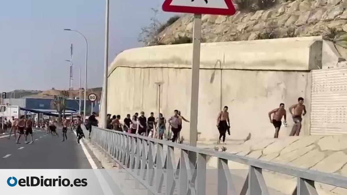 Cientos de personas migrantes escapan a la carrera de un centro de la Guardia Civil en Ceuta