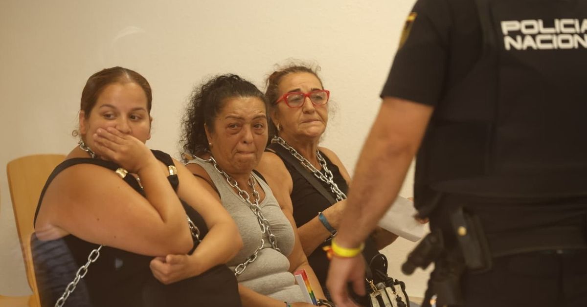 Vecinas desahuciadas de Málaga se encadenan en el Instituto Municipal de la Vivienda para exigir soluciones habitacionales – Málaga Hoy