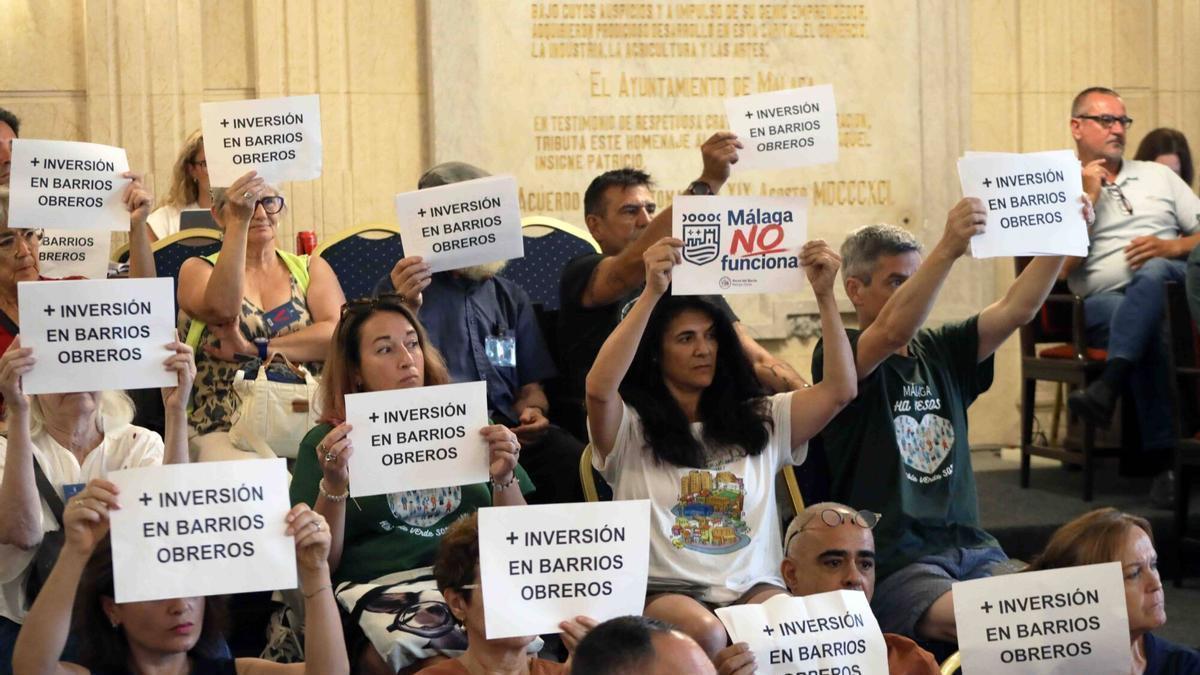 «No somos la oposición, somos los vecinos»: el Pleno de Málaga vuelve a expulsar a varios vecinos por la tensión de la limpieza – La Opinión de Málaga