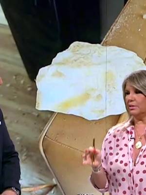 Un misterioso bloque de hielo atraviesa el tejado de una vivienda en la ciudad de…