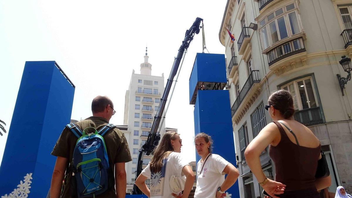 Montaje de la nueva portada de la Feria del Centro de Málaga en la calle Larios – La Opinión de Málaga