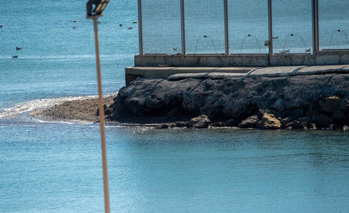 Más de 1.500 migrantes han entrado a nado en Ceuta en la última semana y 400 acampan a las puertas del CETI