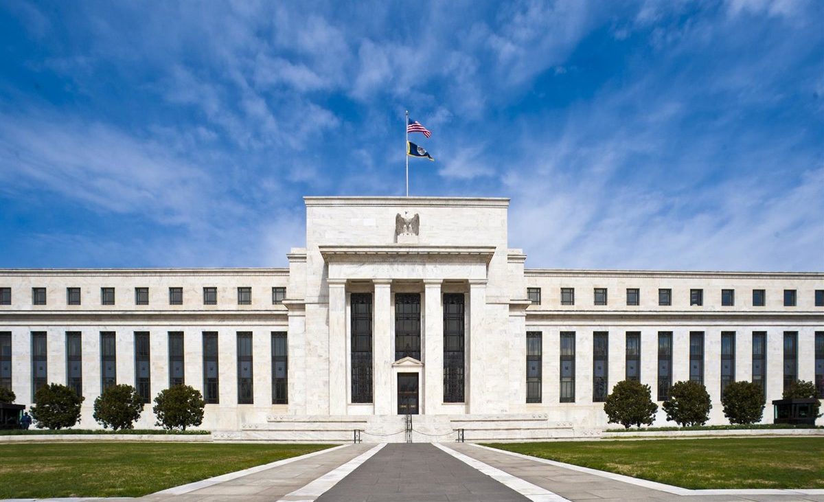 La Fed mantiene estables los tipos de interés, pero rompe su unanimidad