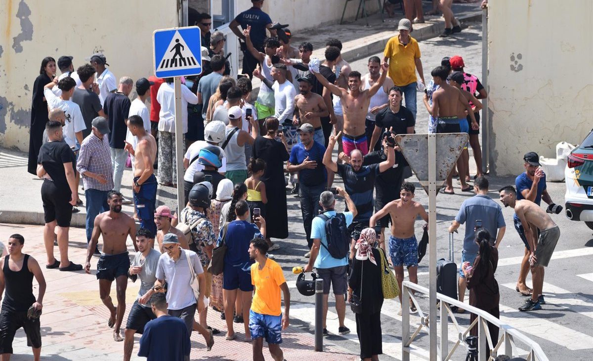 El flujo de personas entrando en Ceuta desde Marruecos continuaba sin control a media tarde
