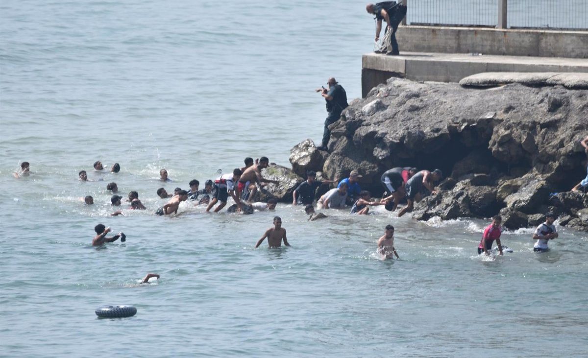 Las ‘devoluciones en caliente’ podrían aplicarse si hay «elementos de contención en el mar», según la sentencia del TS