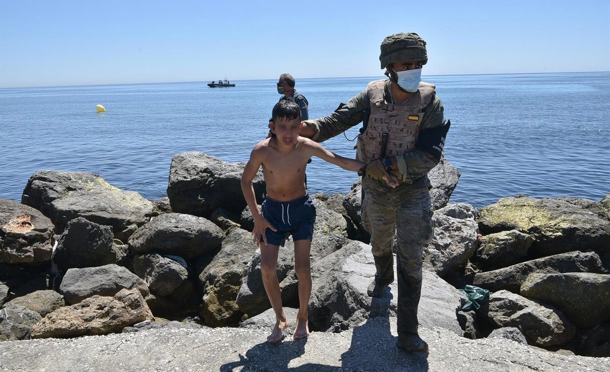 Ceuta sufre la peor crisis migratoria desde 2021 tras un cruce masivo en la frontera durante horas