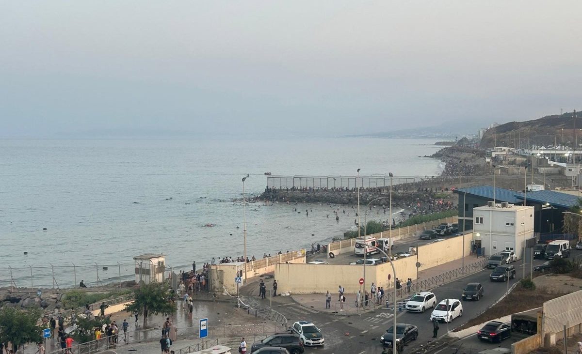 El flujo de personas entrando sin control en Ceuta desde Marruecos continuaba al caer la noche