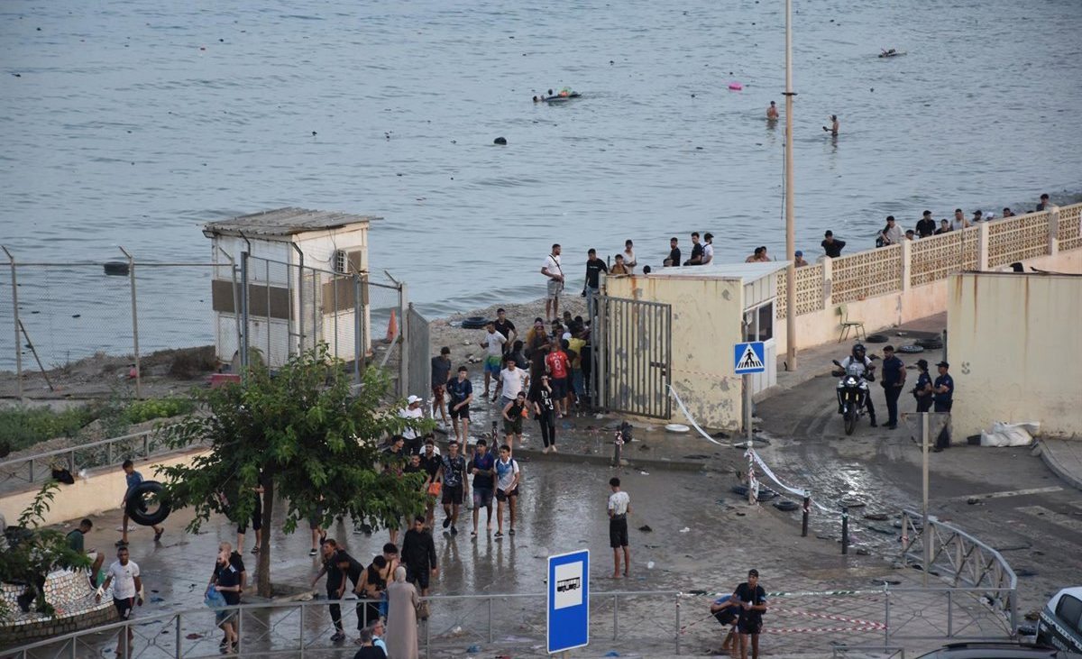 Ceuta amanece sin cesar el flujo de personas desde Marruecos y con miles de jóvenes deambulando por las calles