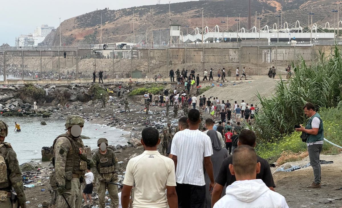 Italia cierra la frontera marítima y aérea con España en pleno choque por la crisis en Ceuta