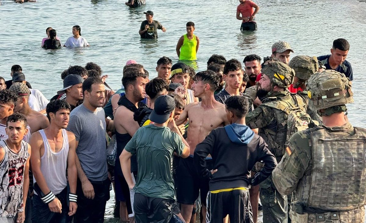 Miles de personas siguen regresando a Marruecos, mientras que ya solo pequeños grupos tratan de entrar a Ceuta a nado