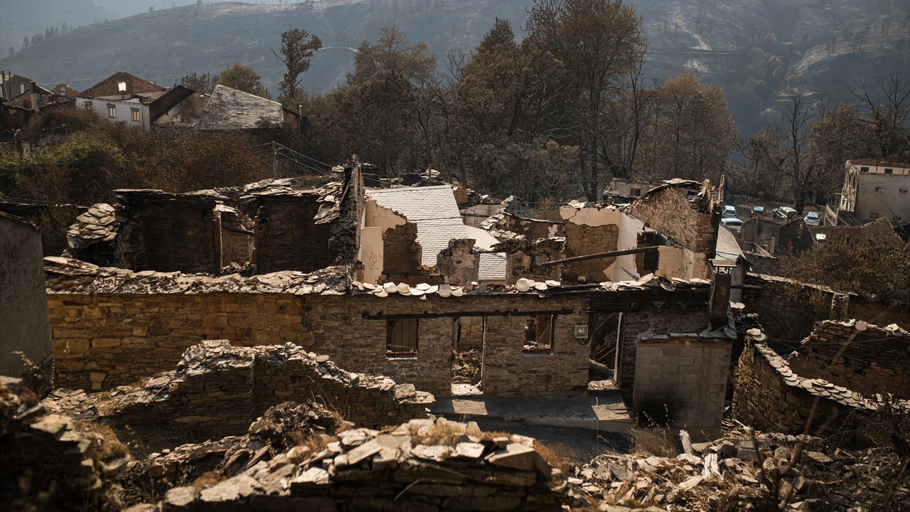La zona cero del mayor incendio de la historia de Galicia, un año después: «Hay vecinos que no pueden ni desescombrar y nadie lo asume» – LaSexta