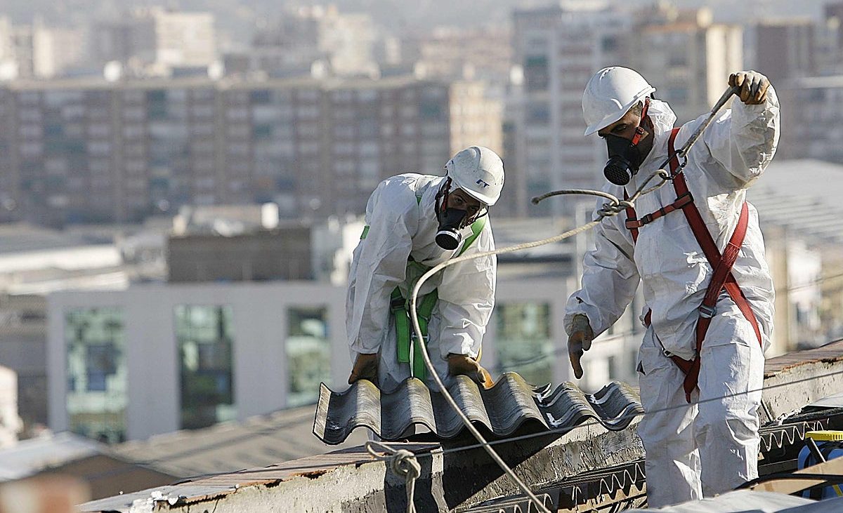 Málaga traza un plan para eliminar todas las cubiertas de uralita de la ciudad en los próximos años – Diario Sur