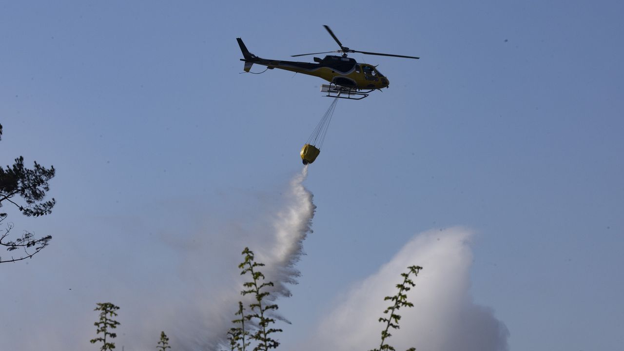 Un incendio forestal, próximo a varias viviendas en Carballo – La Voz de Galicia
