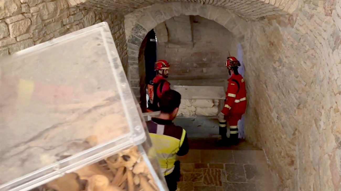 Rescatan los restos de los primeros reyes de Aragón por el incendio de Peña de Riglos en Huesca – RTVE.es