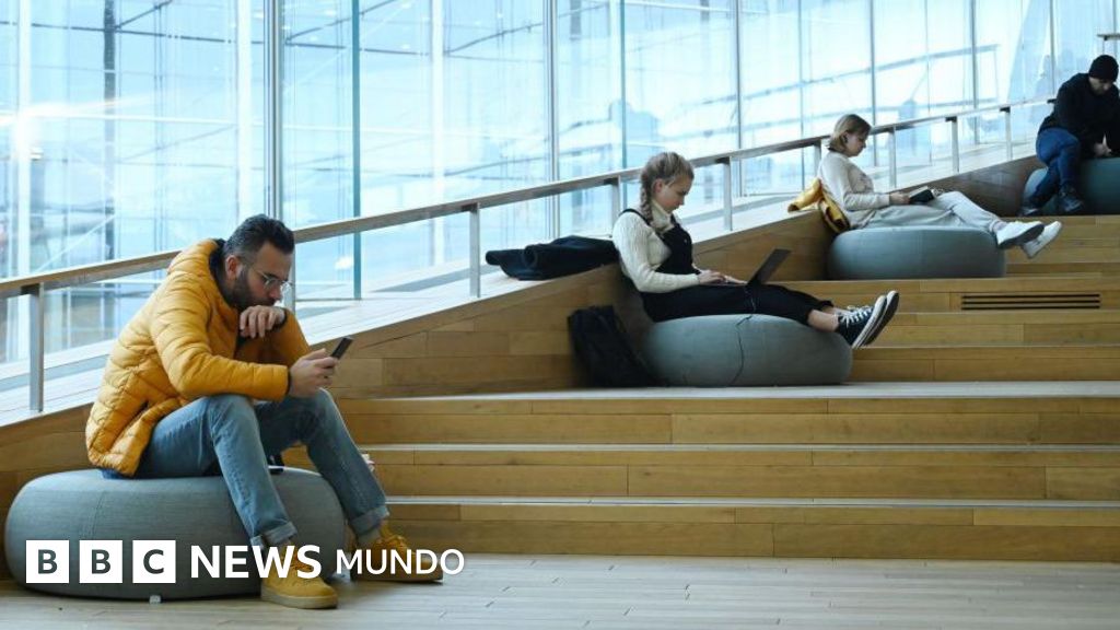 «El Estado de bienestar en un edificio»: por qué son tan importantes las bibliotecas en Finlandia (y no solo para prestar libros)