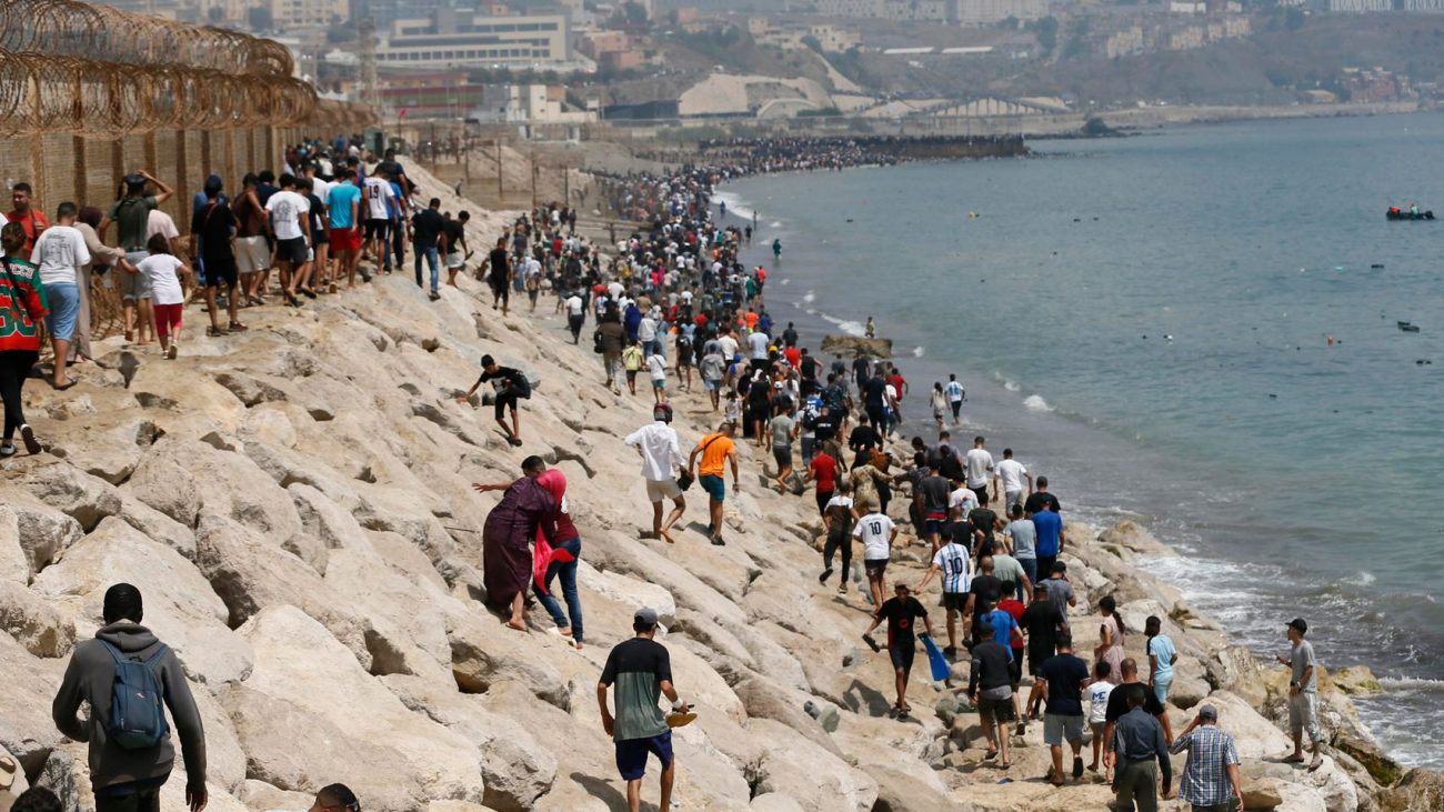La Guardia Civil detecta a agentes de inteligencia de Marruecos entre los migrantes que se colaron en Ceuta
