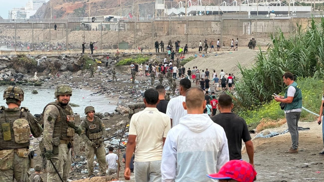 Cien mil invasores y cien muertos: el escándalo político y humanitario se cierne sobre Sánchez y Rabat tras la crisis