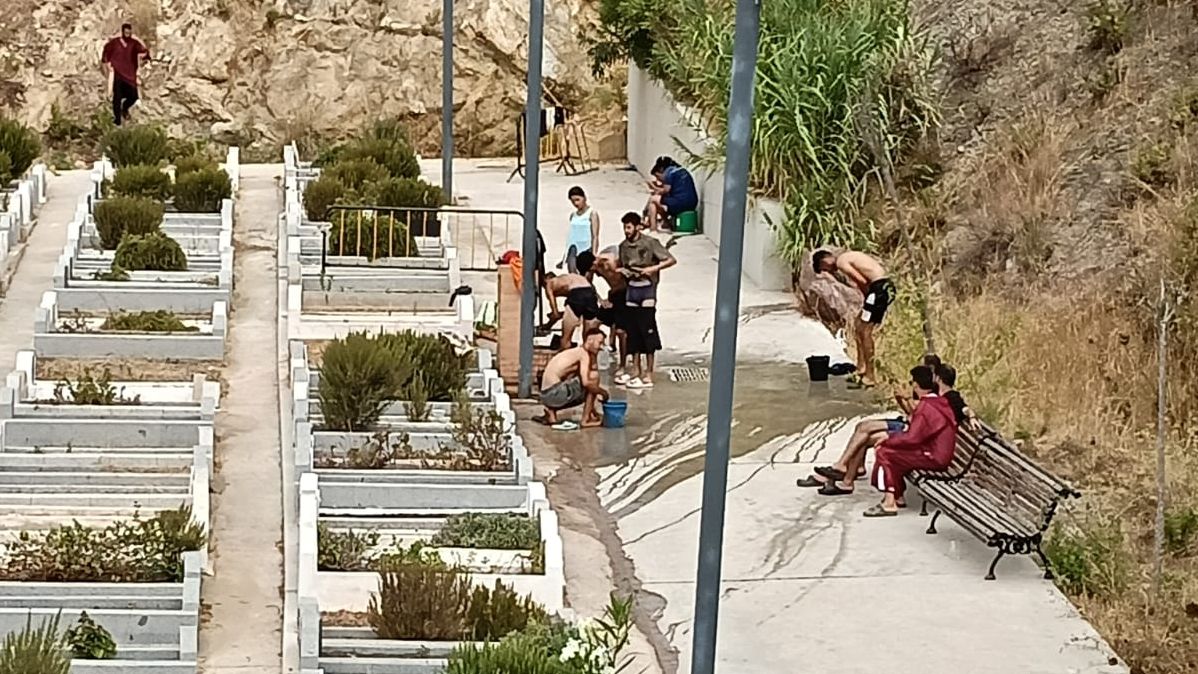 El cementerio musulmán como aseo y los árboles como cama: el refugio de Yassin, Mosses y decenas de marroquís en Ceuta