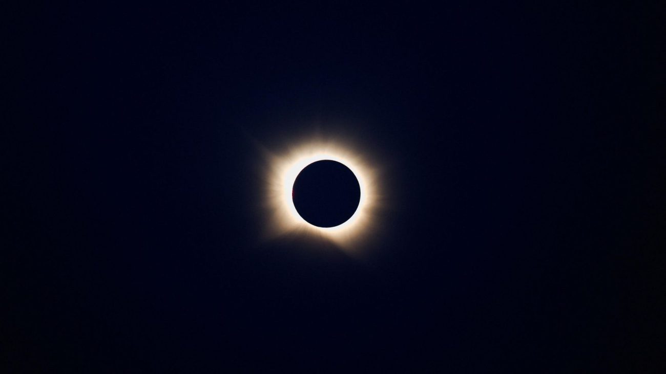 Eclipse solar en España hoy, en directo | Última hora del recorrido, lugares, fotos y el próximo eclipse