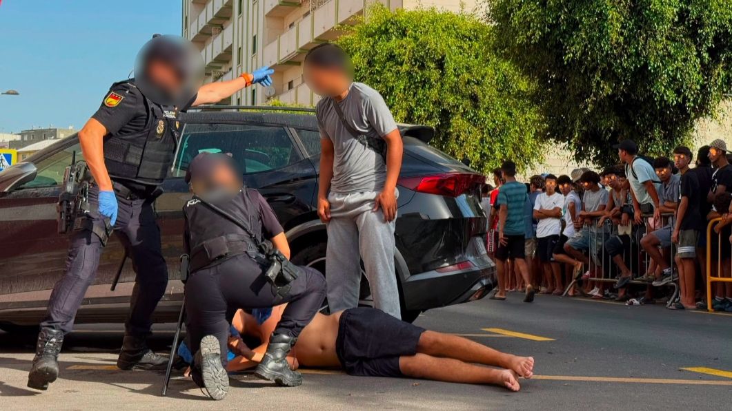 La policía Isa y su lucha contra la propaganda marroquí por una foto en la que salva a un mena: «Dicen que le maltraté»